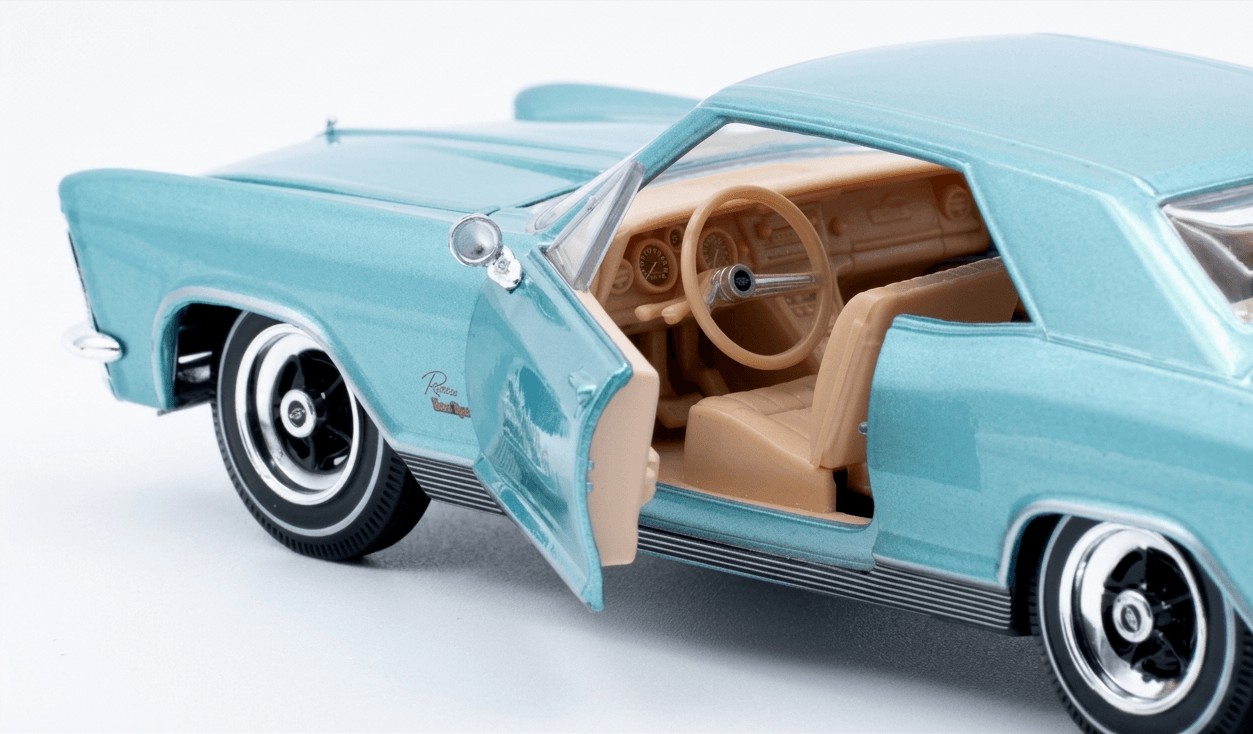 Modelo die-cast Maisto Buick Riviera 1965 escala 1:24 en color azul metalizado